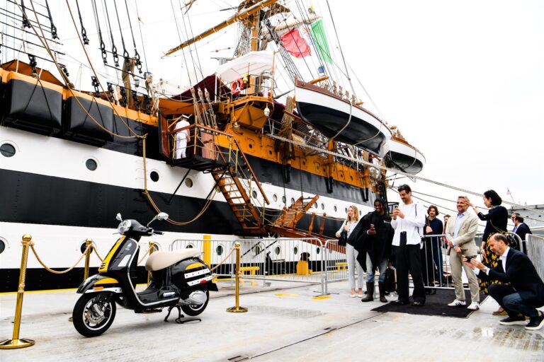 Piaggio präsentiert ein exklusives Unikat von Vespa in New York an Bord der Amerigo Vespucci